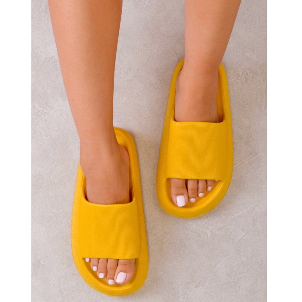 •Tweety• Textured Rubber Slides - Picture 2 of 2